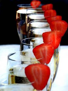 romantyczny-szampan-z-owocami